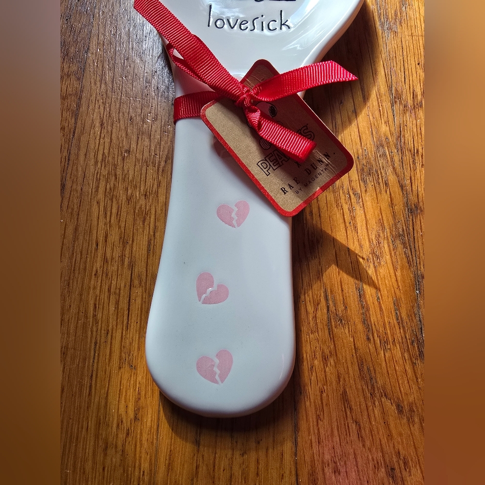 Rae Dunn Peanuts Snoopy Valentine's Day Spoon Rest "LOVESICK" Broken Hearts - Picture 2 of 3